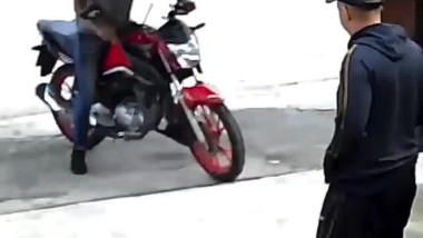 سرق ليه الموطور و هو يسكتو غير من بعيد
