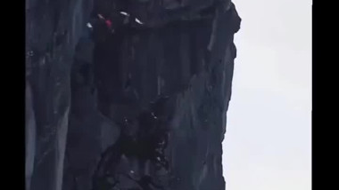 شاهد كيف يتم القفز جماعيا من الجبال