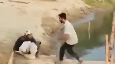 هاذا الشخص مزح معا المجنون وهرب